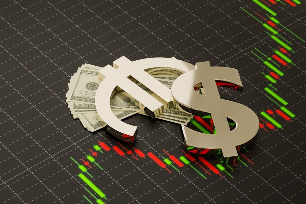 یورو و دلار، ایستاده در غبار