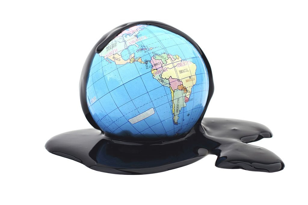 ریزش نفت در مسیر تردید جهانی
