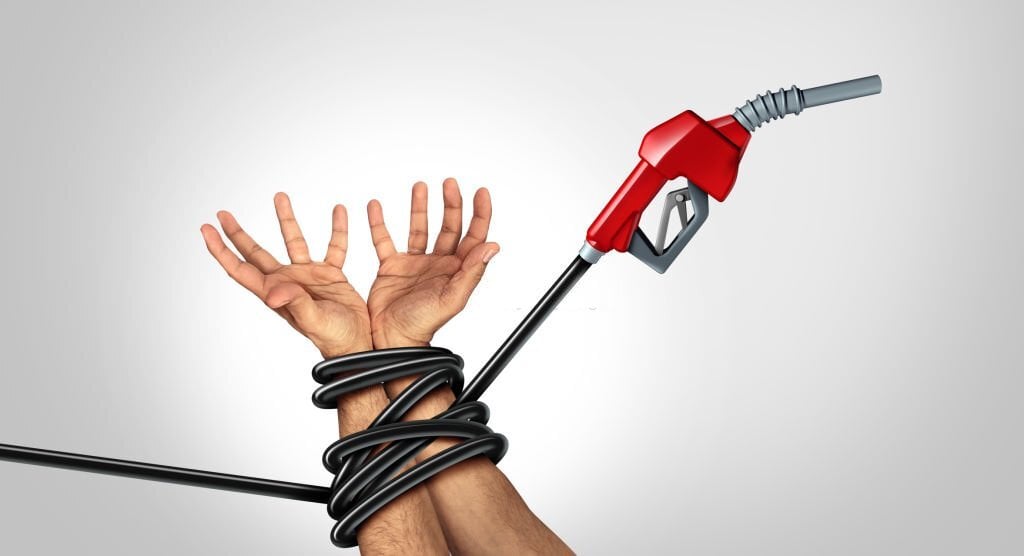 محدودیت تقاضا، دست نفت را بست
