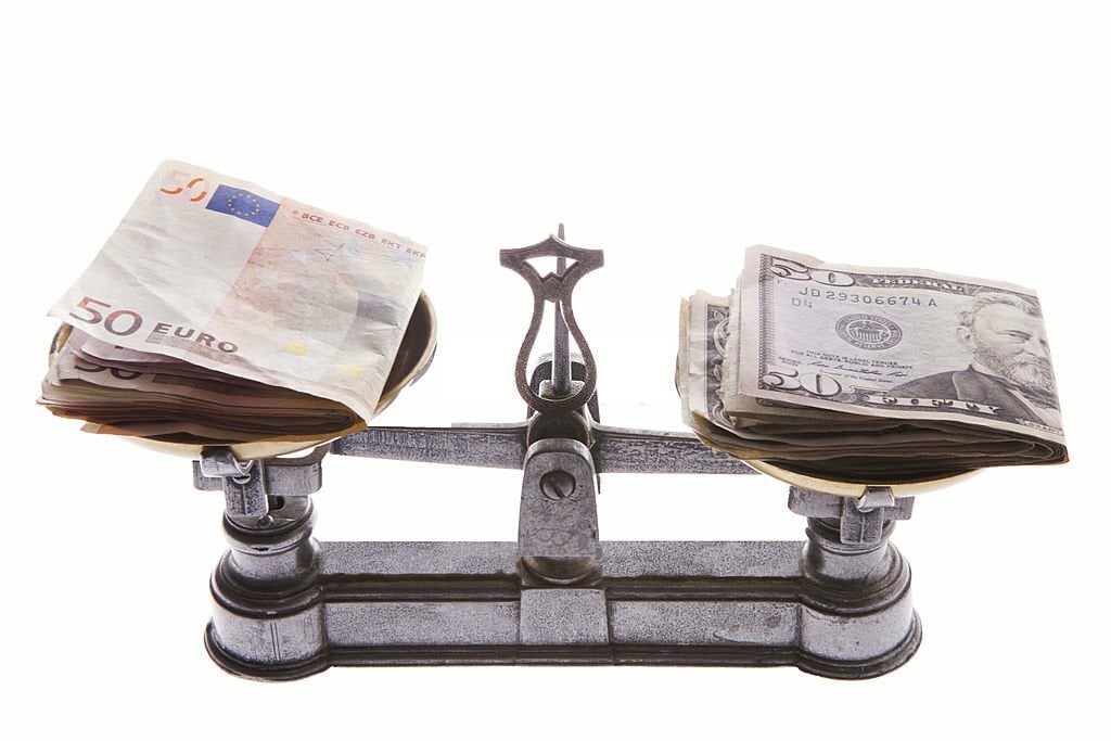 یورو از دلار پیشی گرفت