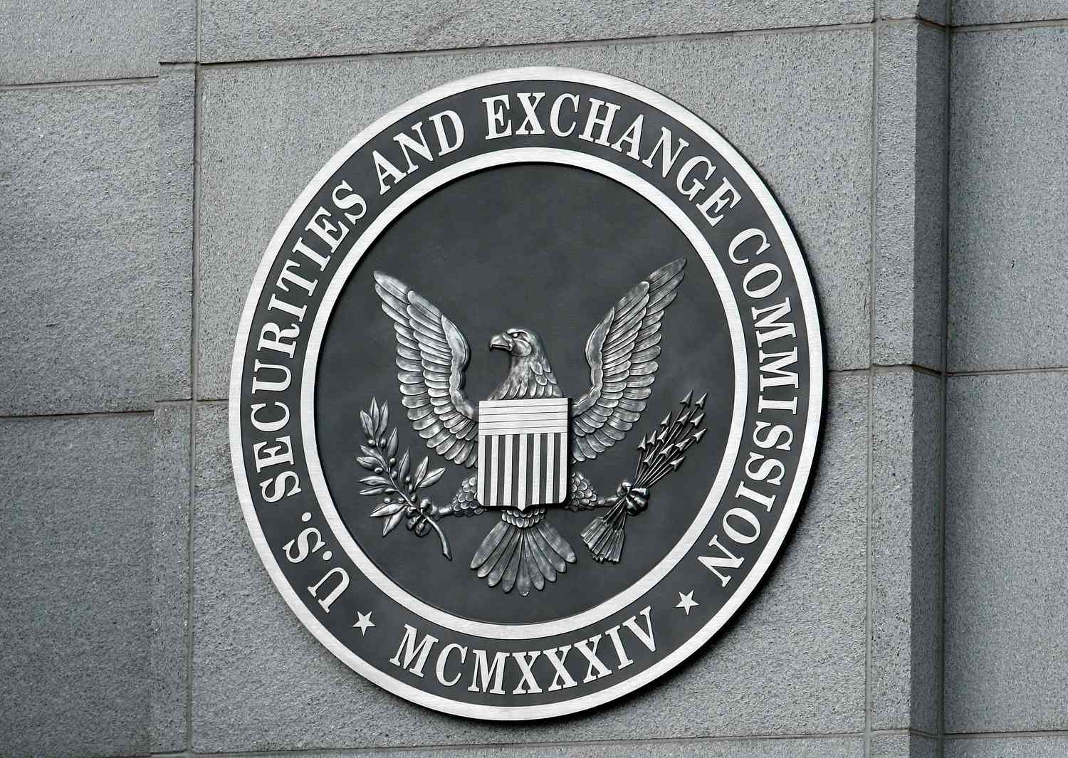 سناتورهای ایالات متحده، خواهان توقف تأیید ETFهای اسپات رمزارزها هستند