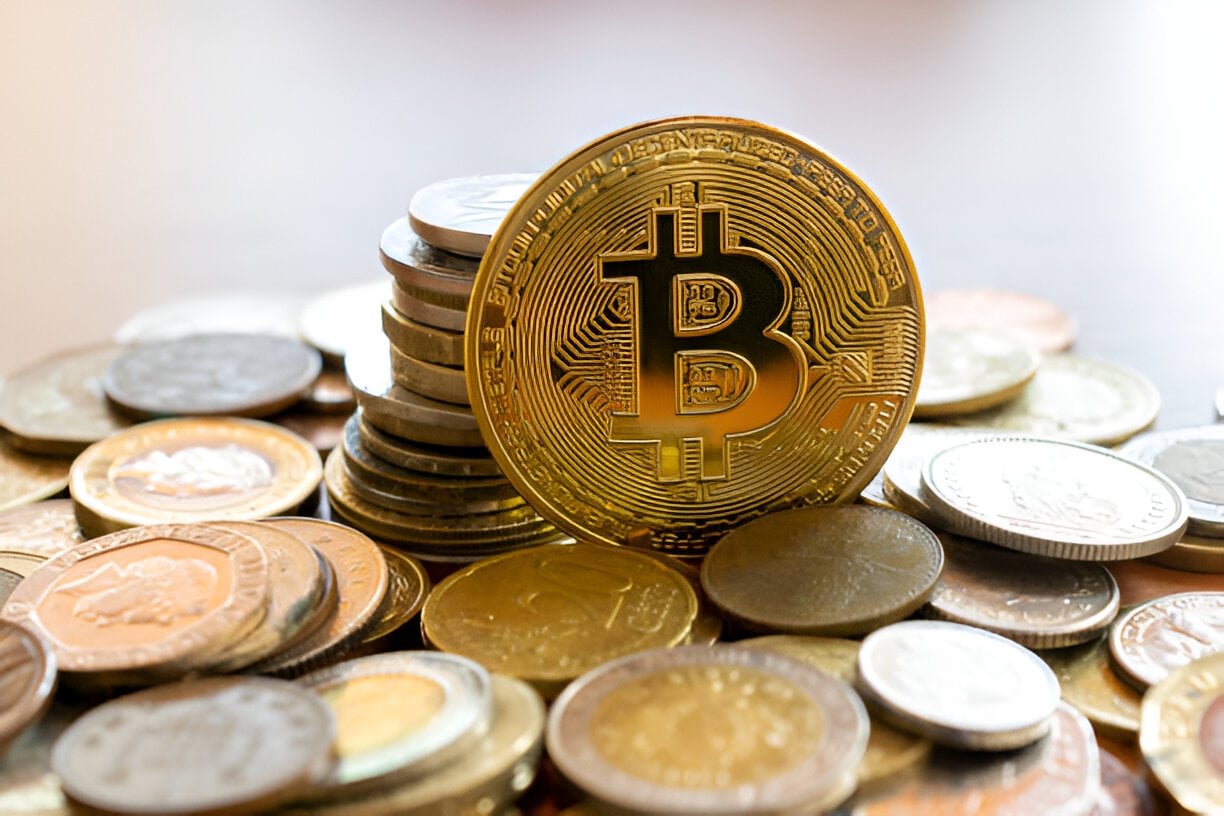 دلایل ریزش قیمت بیتکوین در ماه (آگوست) چیست؟