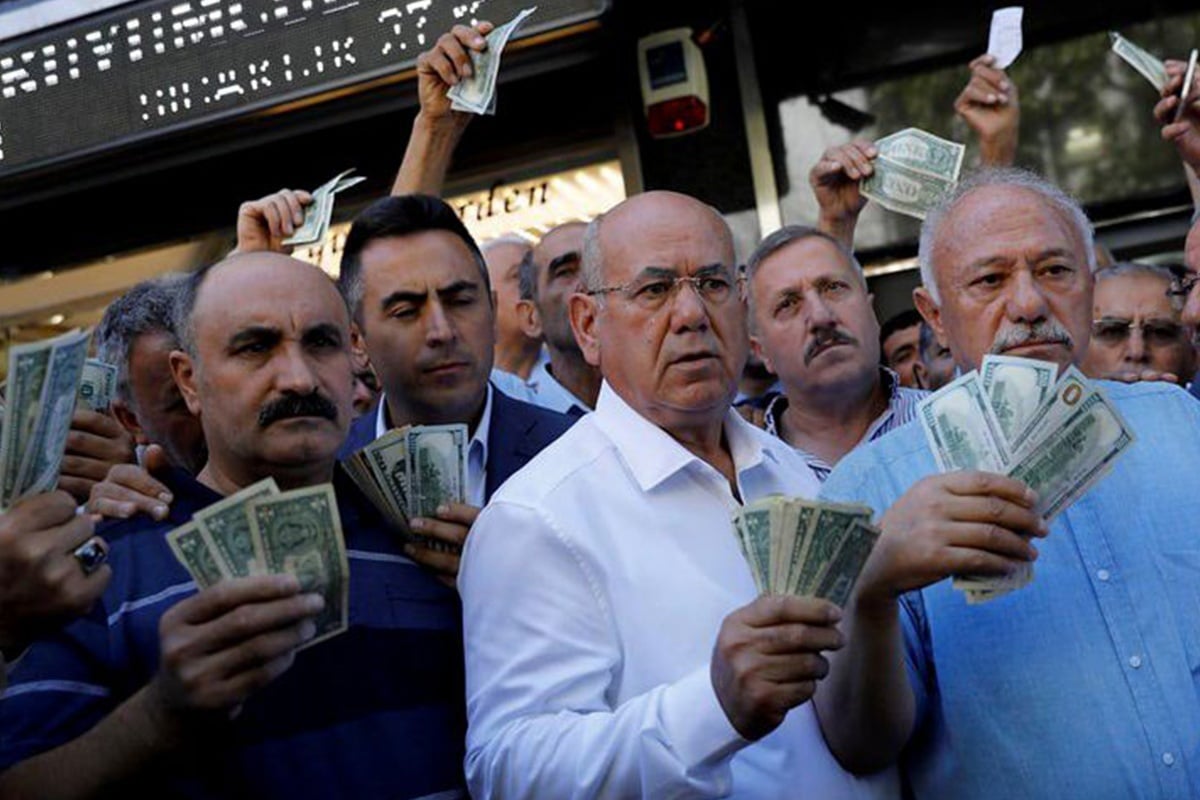 قیمت دلار امروز ۲۷ فروردین ریخت / اعلام جدیدترین قیمت دلار، یورو، پوند و درهم امارات