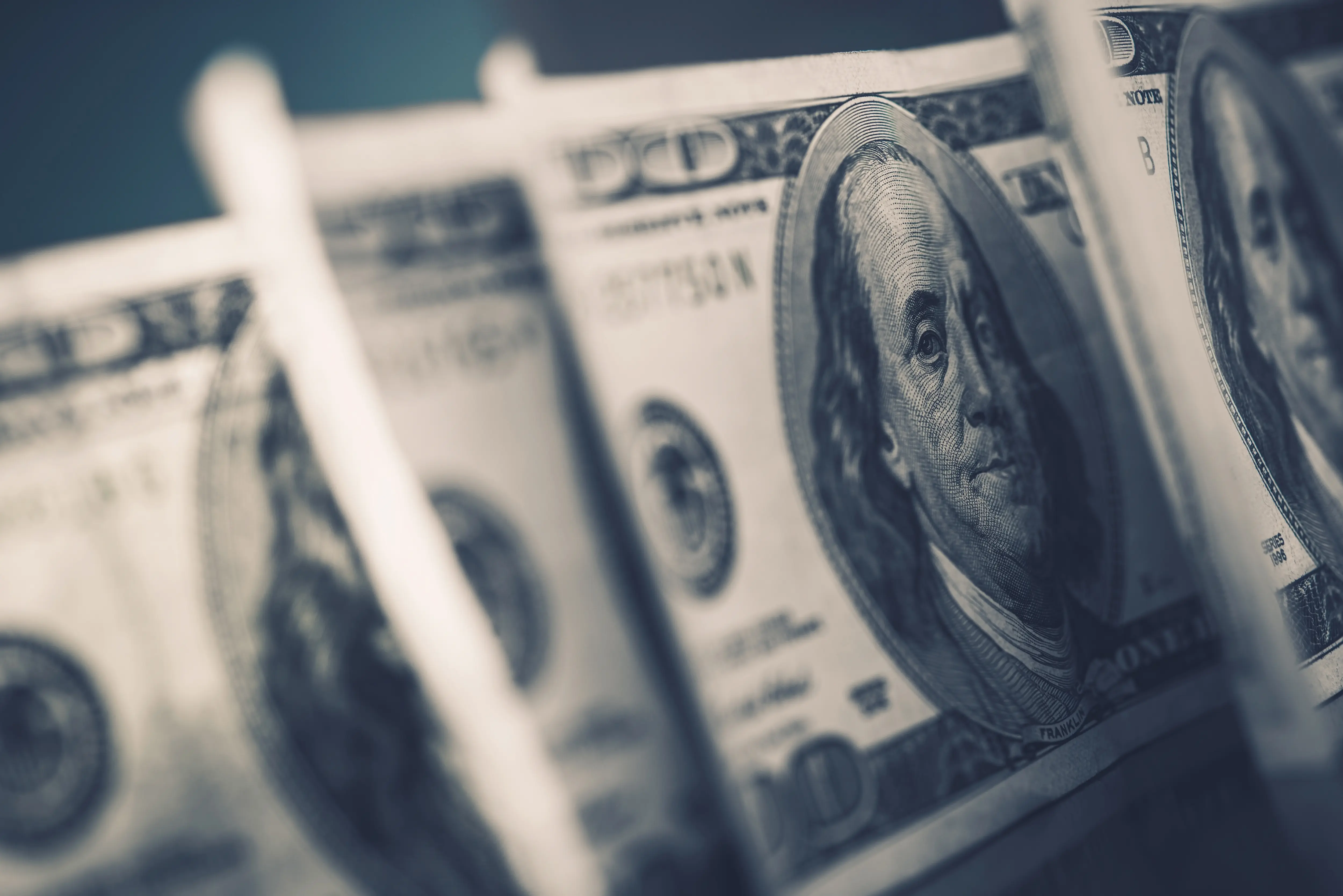 از اخبار توافقات تا فشار بازارساز؛ دلار این بار از یک جهش بزرگ نجات یافت