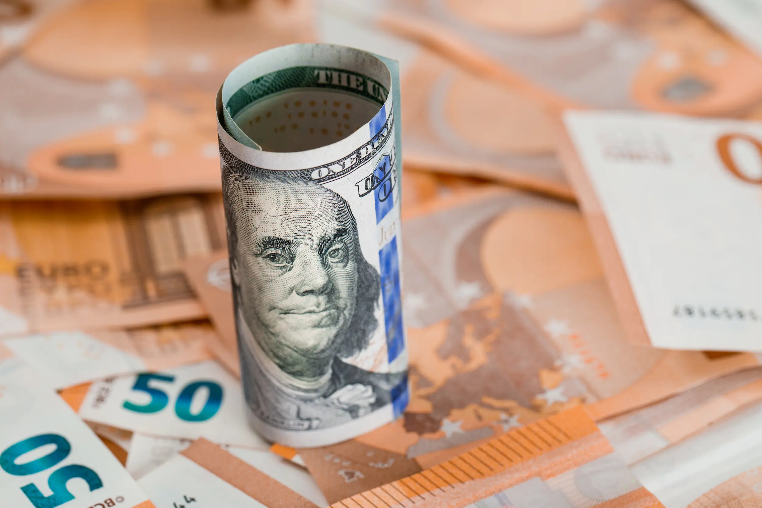 نبرد بزرگ در فارکس؛ آیا یورو میتواند مرز افسانهای دلار را بشکند؟
