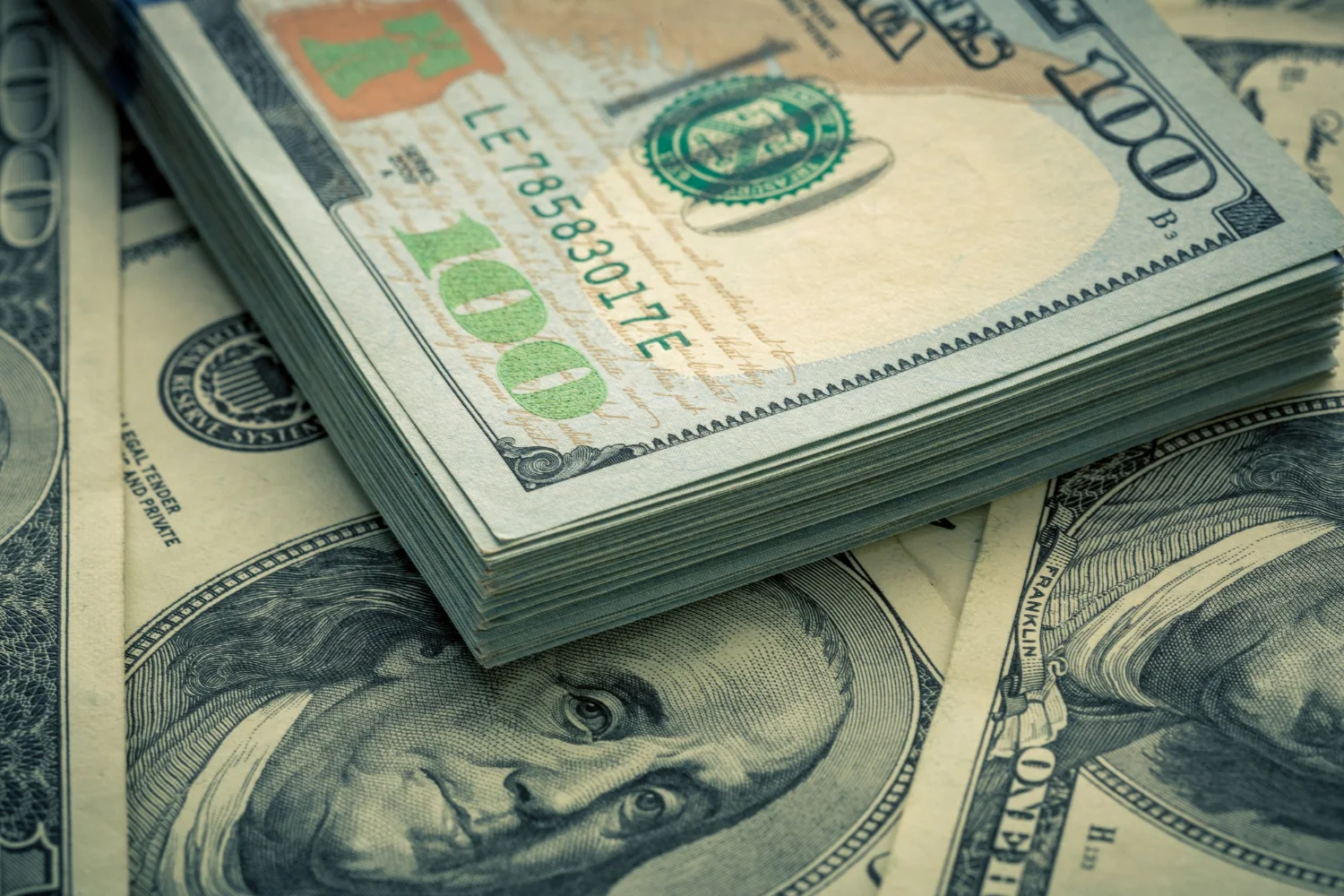 آبان، ماه بی‌هیجان دلار؛ نبرد خاموش سیاست و بازار