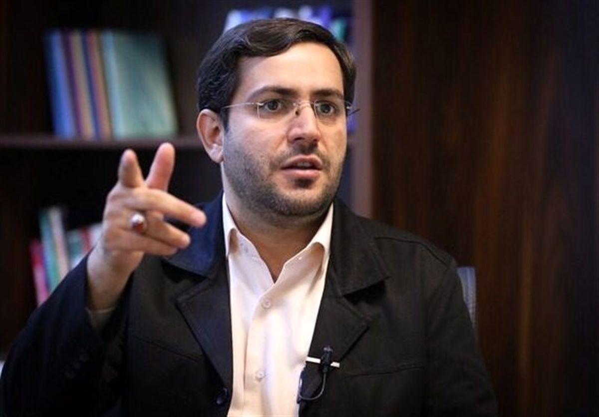انتقاد تند یاسر جبرائیلی از صداوسیما: مثل کماندو به سراغ میوه فروش میروید، اما برای افزایش نرخ ارز به نفع الیگارشها تبلیغ میکنید!