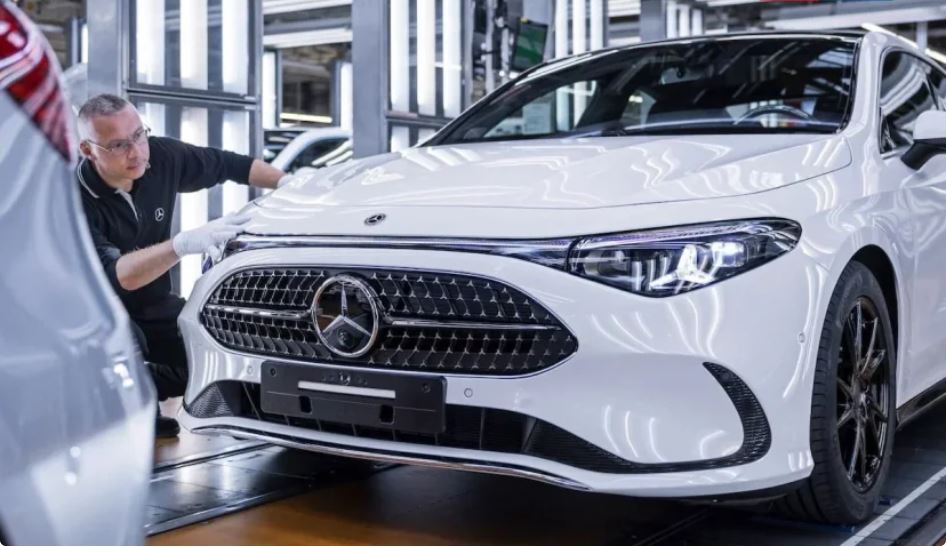 مرسدس بنز در دوراهی ژئوپلیتیک؛ جهش ۵۰ درصدی فروش برقی جهانی زیر سایه بحران پکن