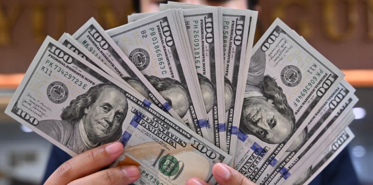 قیمت گذاری آپشن جنگ در بازار کم عمق؛ جاروی نقدینگی دلار را به ۱80 هزار تومان کشاند