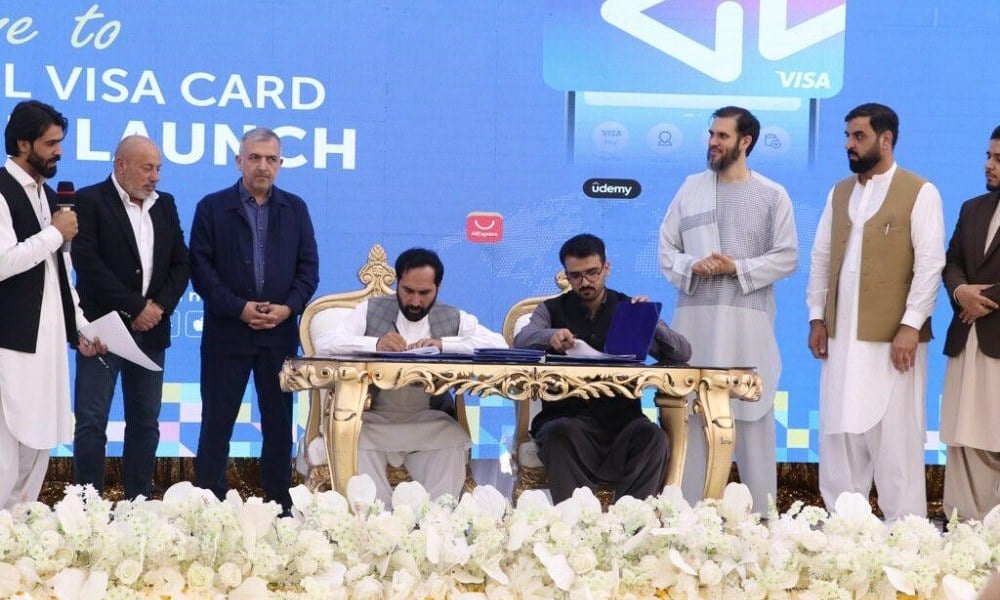 د افغانستان بانک ویزهکارت و اپلیکیشن جدید «حساب پی» را رونمایی کرد