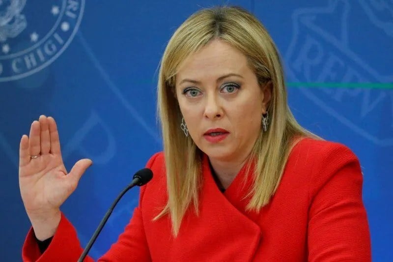 پولتیکو: نخستوزیر ایتالیا در مواجهه با چالشها از سوی جریان راست، لحن راستگرای افراطی خود را در مورد مهاجرت، امنیت مرزی و هویت ملی تشدید کرده/ «روبرتو واناکی»، رقیب او تهدید میکند که رأیدهندگان سنتی جریان راست را از ائتلاف ملونی دور کند/ شکاف عمدهای بین این دو وجود دارد: ملونی به شدت از اوکراین حمایت میکند، در حالی که واناکی رویکردی نرمتر در قبال روسیه را ترجیح میدهد