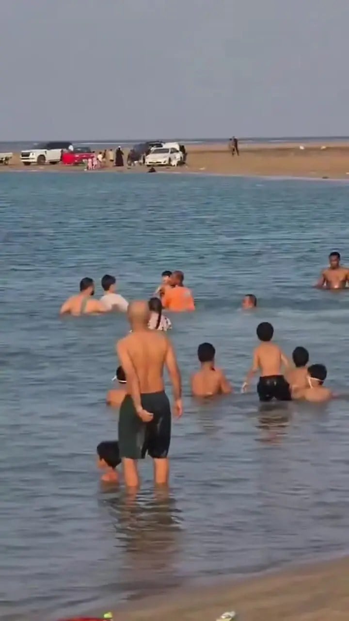 نجات یک کودک از غرق‌ شدن در ساحل شلوغ جده