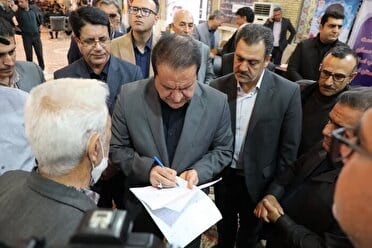 گفتگوی مردم و مسئولان بیواسطه پای میز خدمت/ ۳۵ دستگاه اداری ایلام به مردم پاسخ دادند