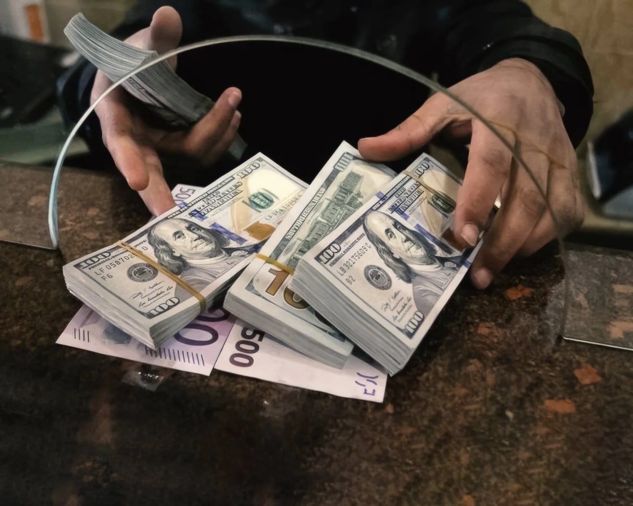 آغاز عرضه گسترده اسکناس ارز به شبکه بانکی با 500 میلیون دلار / ظرفیت جدید خرید اسکناس ارز در شبکه بانکی: 5000 دلار برای حقوقی‌ها / 1000 دلار برای حقیقی‌ها