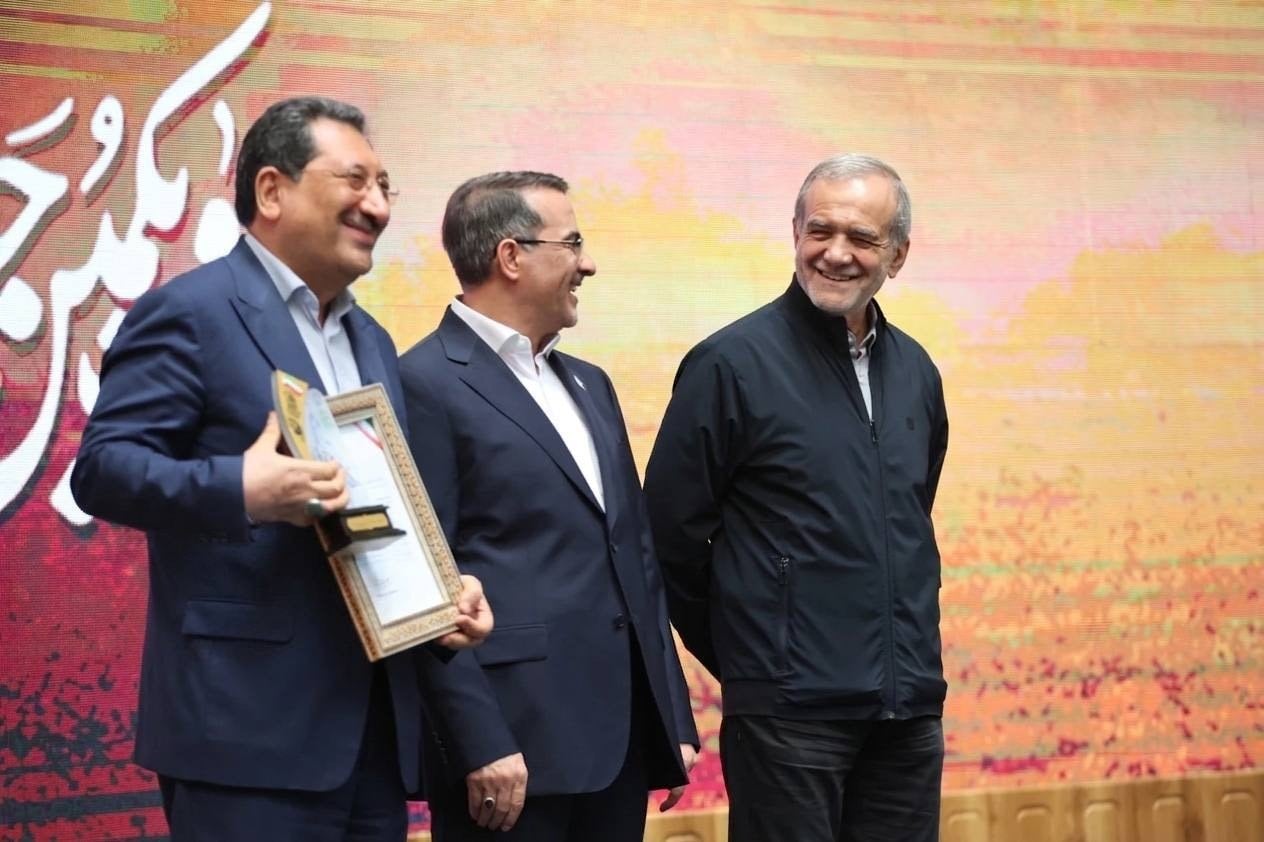 اعطای لوح «دستگاه برگزیده» جشنواره شهید رجایی به وزیر صمت