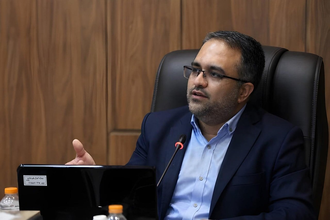 مرکز ملی فضای مجازی: نوجوانان ایرانی روزانه ۹ ساعت به صفحه نمایش نگاه میکنند