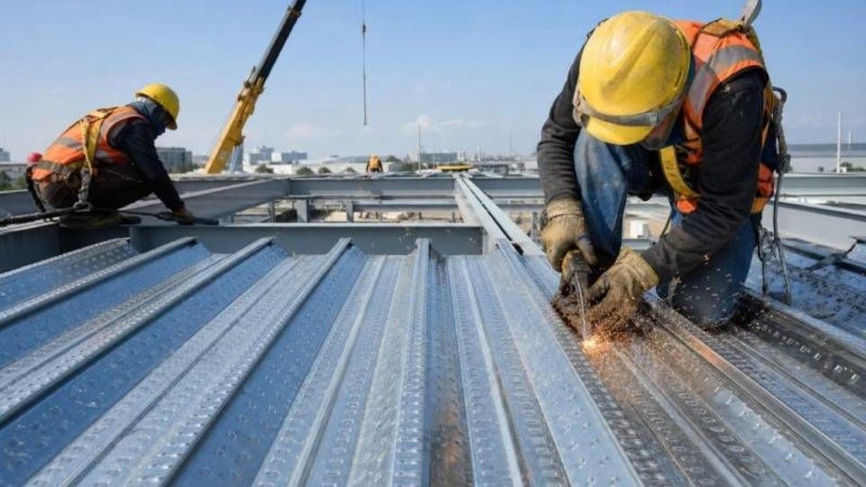 راهنمای جامع اجرای سقف عرشه فولادی برای سوله های صنعتی