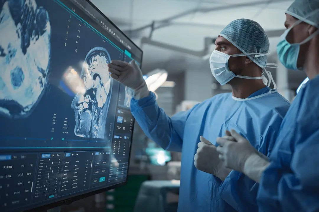 تحول تاریخی در علم پزشکی؛ موفقیت نخستین جراحی مغز جهان با دستیار هوش مصنوعی همزمان