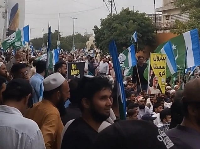 هواداران جماعت اسلامی پاکستان بهدلیل افزایش قیمت تیل تظاهرات کردند