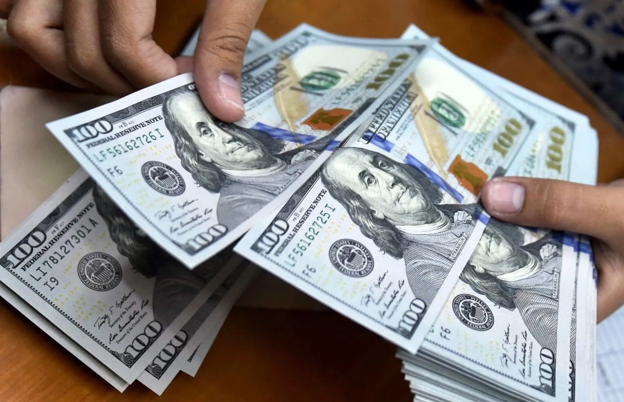 بانک مرکزی سقف فروش ارز را تغییر داد/ چه کسانی بیشتر ارز میگیرند؟