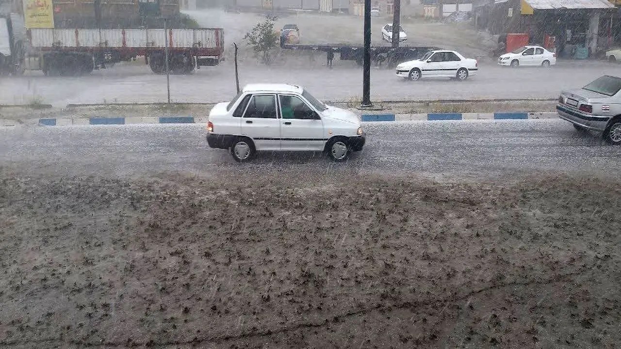 بارشهای رگباری و رعدوبرق در مناطق مختلف کشور