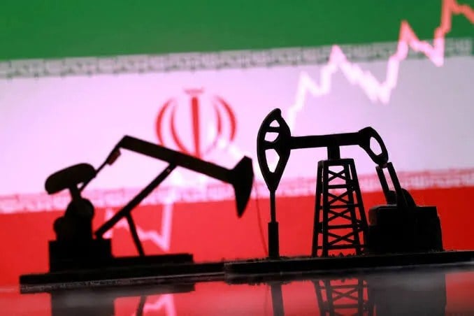 راهکار عجیب روزنامه اطلاعات برای جلوگیری از افزایش قیمت بنزین / سهمیه بنزین را در این روزها کاهش دهید