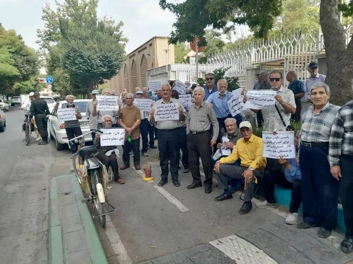 تجمع دوباره بازنشستگان فولاد اصفهان/ مشکلات بیمهای حل نشد!