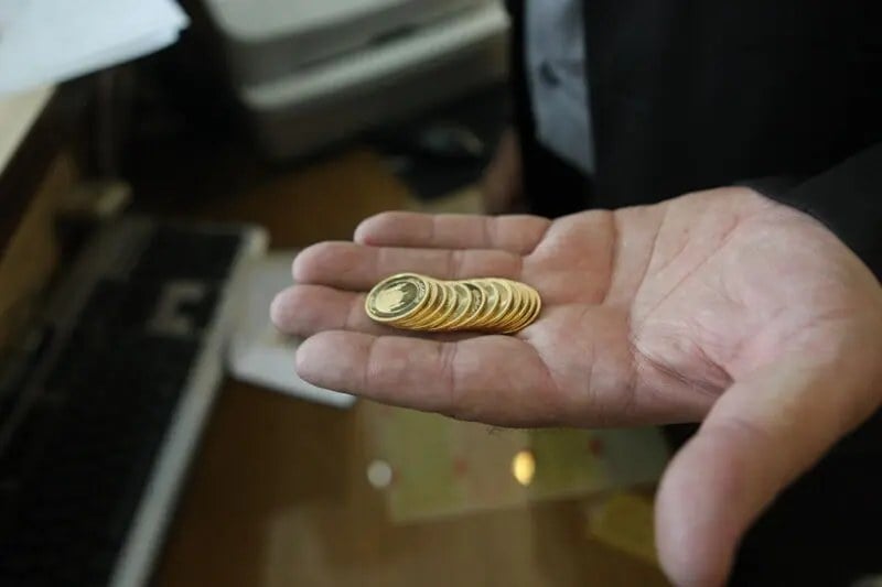 قیمت سکه ۷ میلیون تومان عقبنشینی کرد؛ بازگشت سکه به کانال ۲۱۵ میلیون