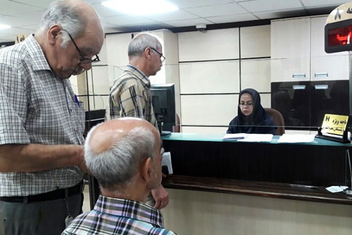 بازنشستگان غافلگیر شدند/ ماجرای کسر ۳ میلیون تومان از حقوق برخی افراد چیست؟