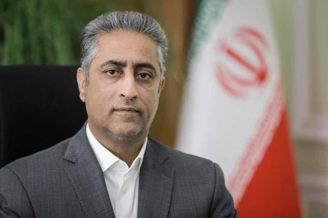 یک بازنشسته شیفته خدمت در راس بانک صنعت و معدن