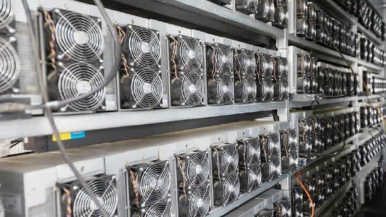 ضربه سنگین پلیس به شبکه استخراج رمز ارز؛ توقیف ۱۰۲ ماینر در بندرلنگه