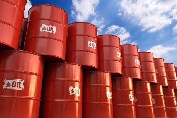 قیمت نفت در بحبوحه ادامه درگیری آمریکا و ایران همچنان بالا ماند