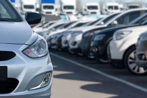 تاثیر افزایش قیمت بنزین بر قیمت خودرو/ گرانی بنزین مردم را به سمت خودروهای جدید نمیبرد