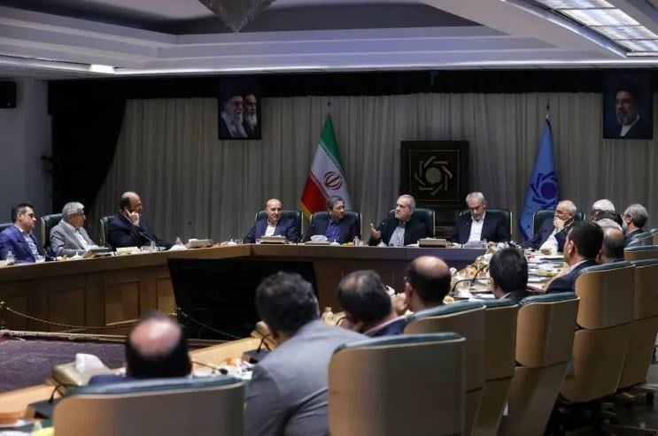 نشست ۳ ساعته پزشکیان در بانک مرکزی | تأکید رئیس جمهور بر شفافسازی مسائل مختلف اقتصادی | بیان نظرات و تحلیلها در حوزههای اقتصادی بایستی در رسانهها صورت گیرد