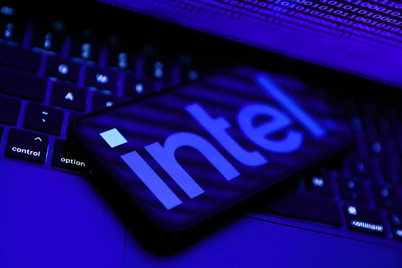 اینتل در اوج محبوبیت هوش مصنوعی سهام جدید میفروشد
