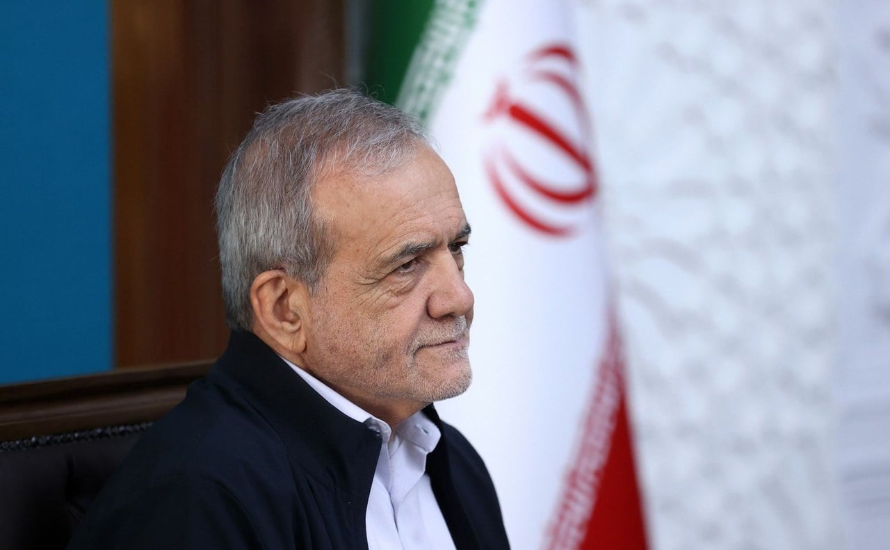 رئیسجمهور: نرخ بنزین آزاد بیشتر از ۱۰ هزار تومان نیست؛ نرخ سهمیه اول و دوم بنزین تغییر نمیکند