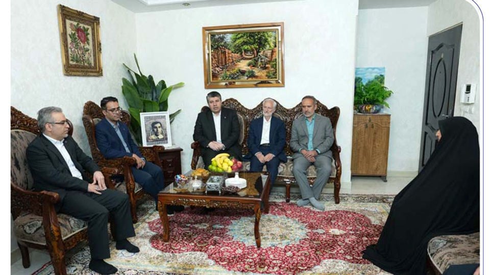 به مناسبت هفته دفاع مقدس و در راستای تکریم شهدا انجام شد دیدار افشین خانی با خانواده اولین شهید بانک صادرات ایران/ تاکید بر الگوبرداری از سیره شهدا در خدمت‌رسانی به مردم