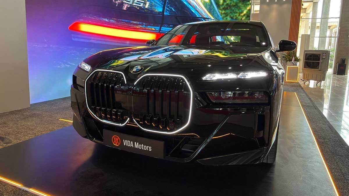 درخشش سدان پرچمدار بیامو سری 7 در غرفه ویدا موتور در نمایشگاه تهران