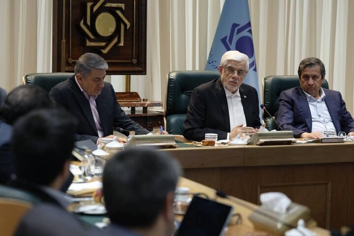 عارف در بانک مرکزی: آمریکا هر اقدامی که میتوانسته علیه ایران انجام داده و کار جدیدی نمیتواند کند