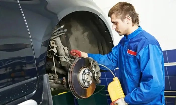 راهکارهای عملی برای جلوگیری از قفل شدن ترمز خودرو