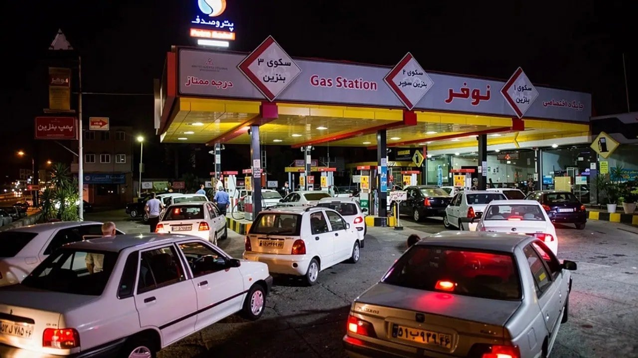 سوخت‌گیری با کارت بانکی از هفته آینده در تمامی جایگاه‌ها/ کاهش سهمیه بنزین ۱۵۰۰ تومانی به ۳۰ لیتر؟