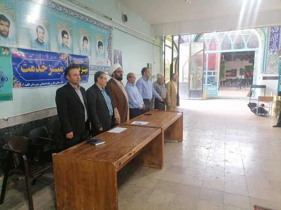 برگزاری میز خدمت بهزیستی اقلید به مناسبت هفته تعاون در مصلای نماز جمعه