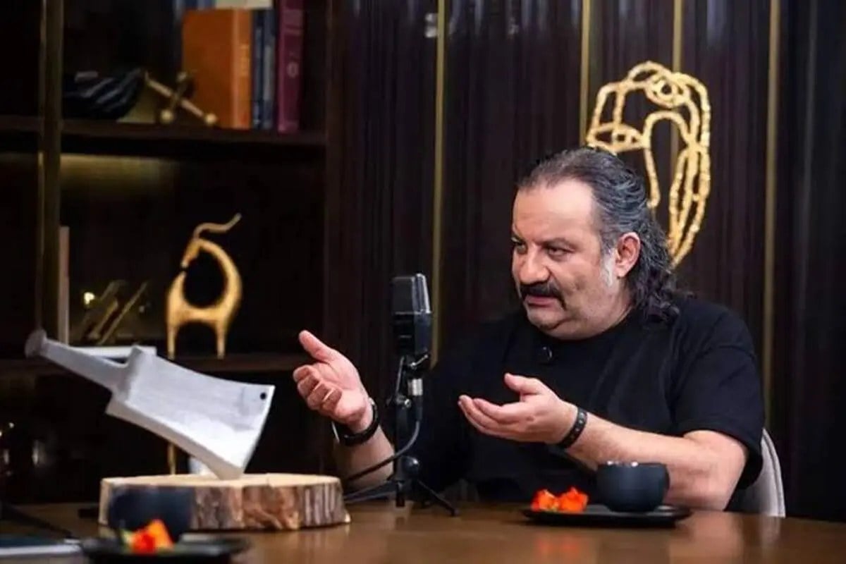 واکنش کنایهآمیز مهراب قاسمخانی به دلار ۲۰۰ هزار تومانی+عکس