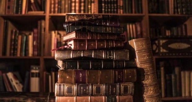 ۱۰ نویسنده پرفروش تاریخ؛ کدام نویسندگان بیشترین کتاب را فروختهاند؟