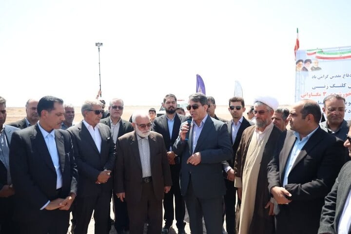 نیروگاه خورشیدی 3 مگاواتی مددجویان کمیته امداد در انار کلنگ زنی شد