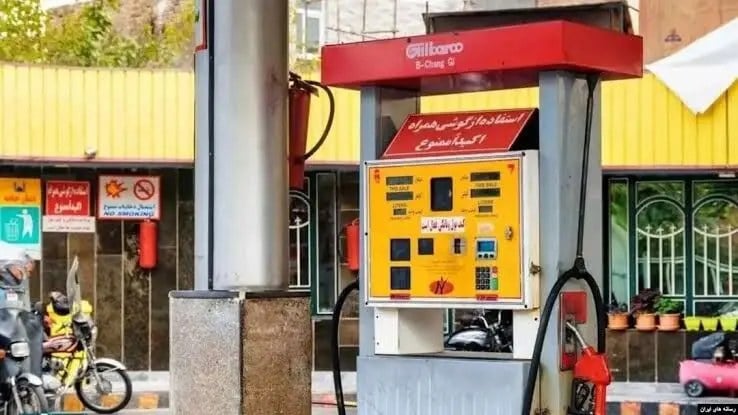 مهاجرانی: فعلاً تغییری در نرخ و حجم بنزین سهمیهای نداریم/ دولت براساس شرایط روز درخصوص بنزین تصمیم میگیرد