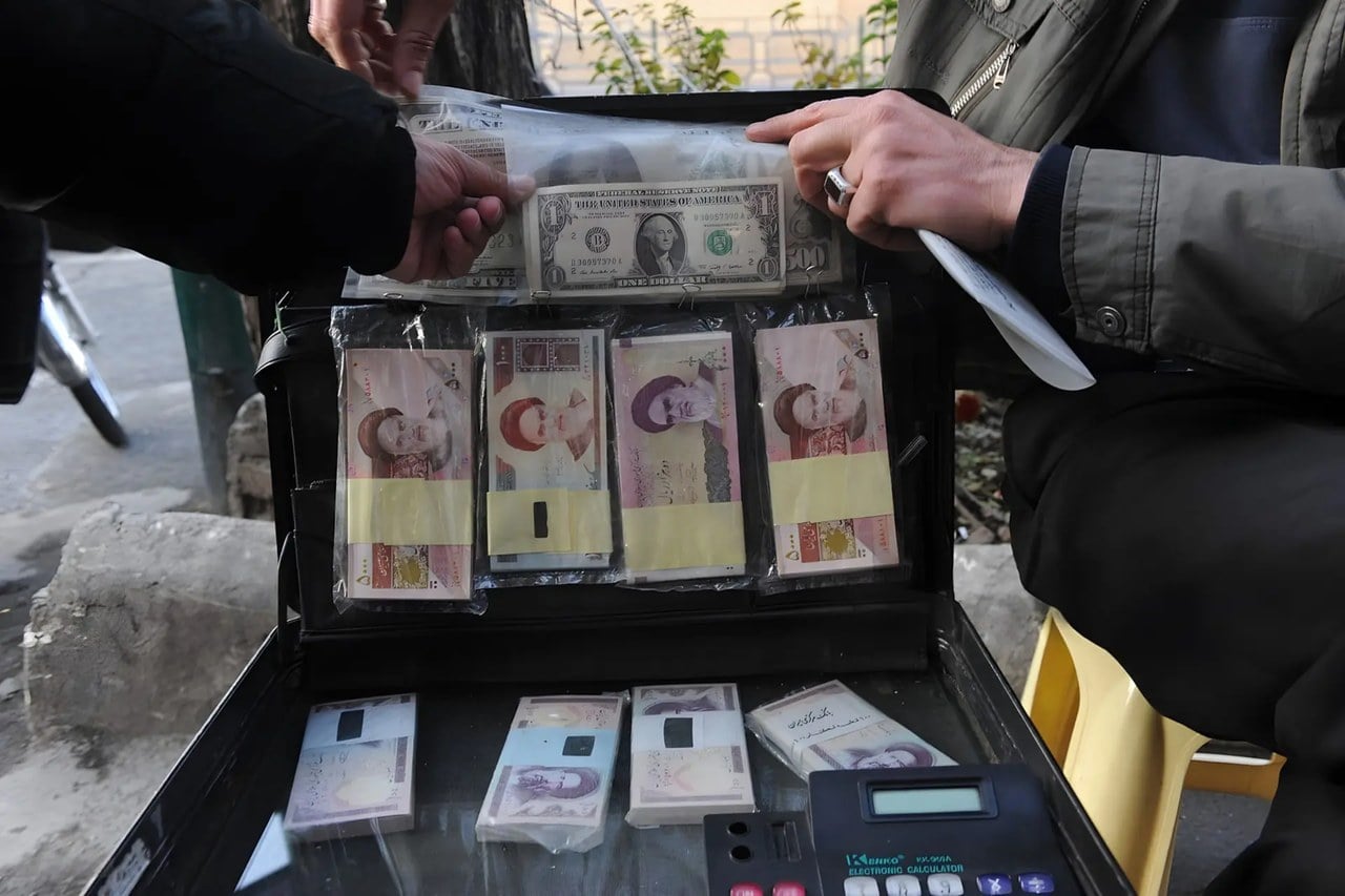دلار از سقف دنده عقب گرفت؛ بازار از خرید اشباع شد