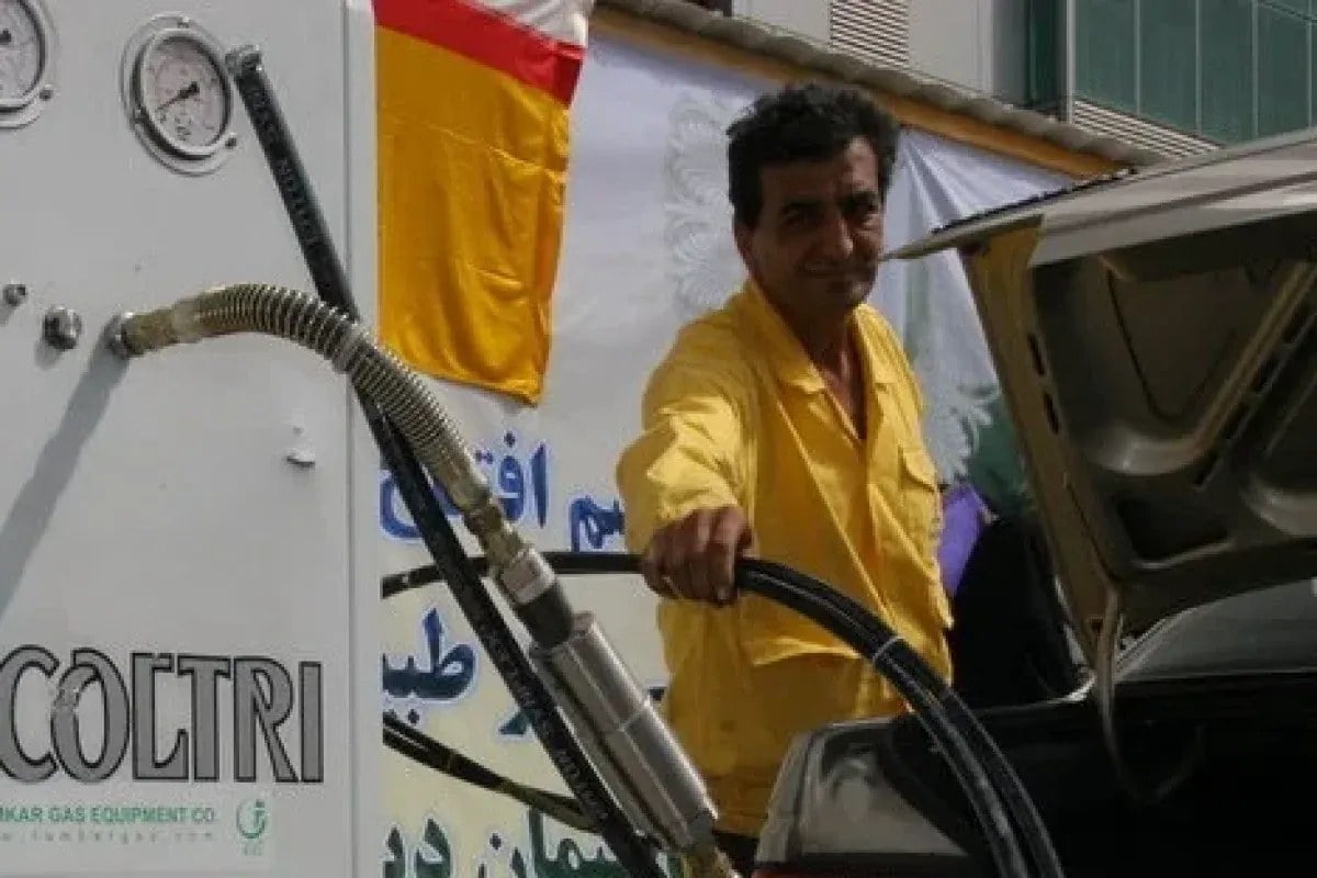 تغییرات سهمیه بندی بنزین در ایران / قیمت بنزین ۱۰ هزارتومانی برای کدام خودروها اعمال میشود؟