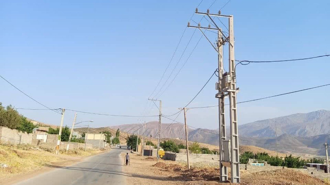 برق رسانی به واحد‌های مسکونی طرح نهضت ملی مسکن در روستای قراب چهارمحال و بختیاری