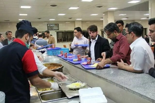 شوراهای صنفی در نامه‌ای به وزیر علوم خواستار بازنگری نرخ غذای دانشجویی شدند
